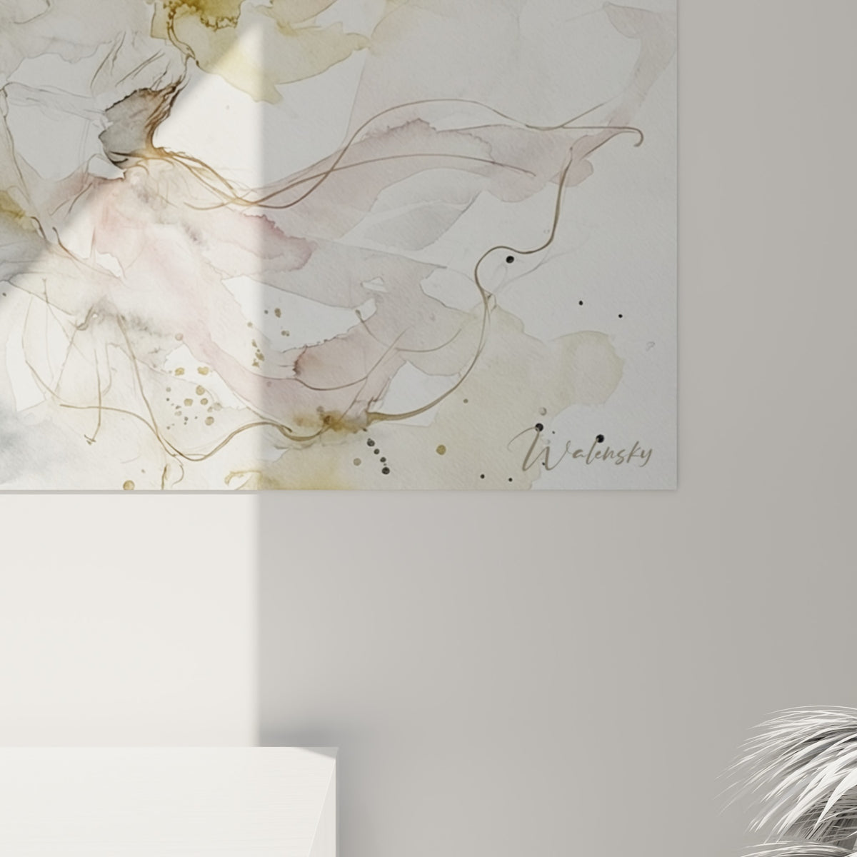 Empâtements fins et coulures dorées se mêlent au gris anthracite, révélant le grain délicat de l'aquarelle