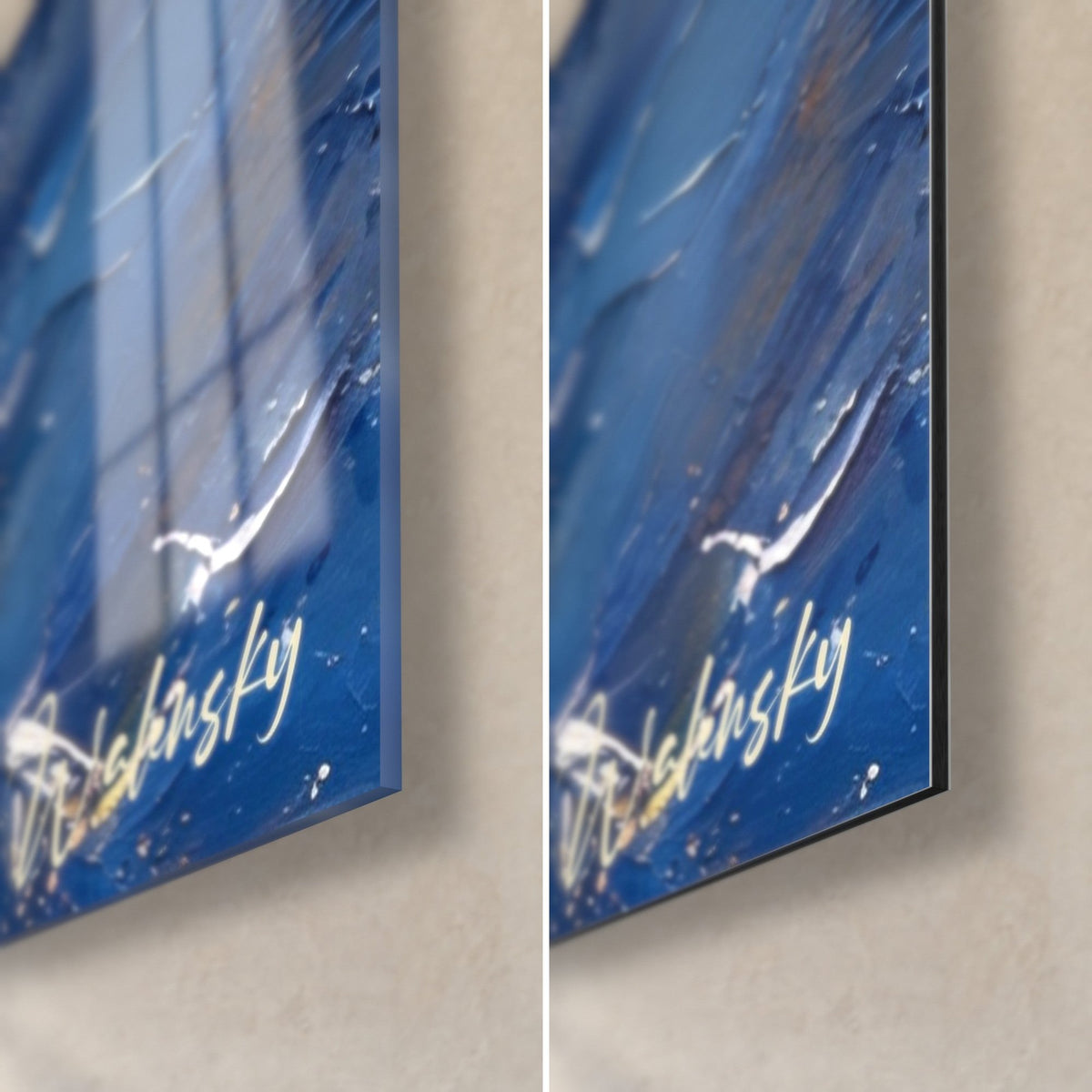 Tableau cavalier en cape sombre, coin bas droit bleu cobalt, signature blanche, verre brillant et Dibond mat, tranche 3 mm