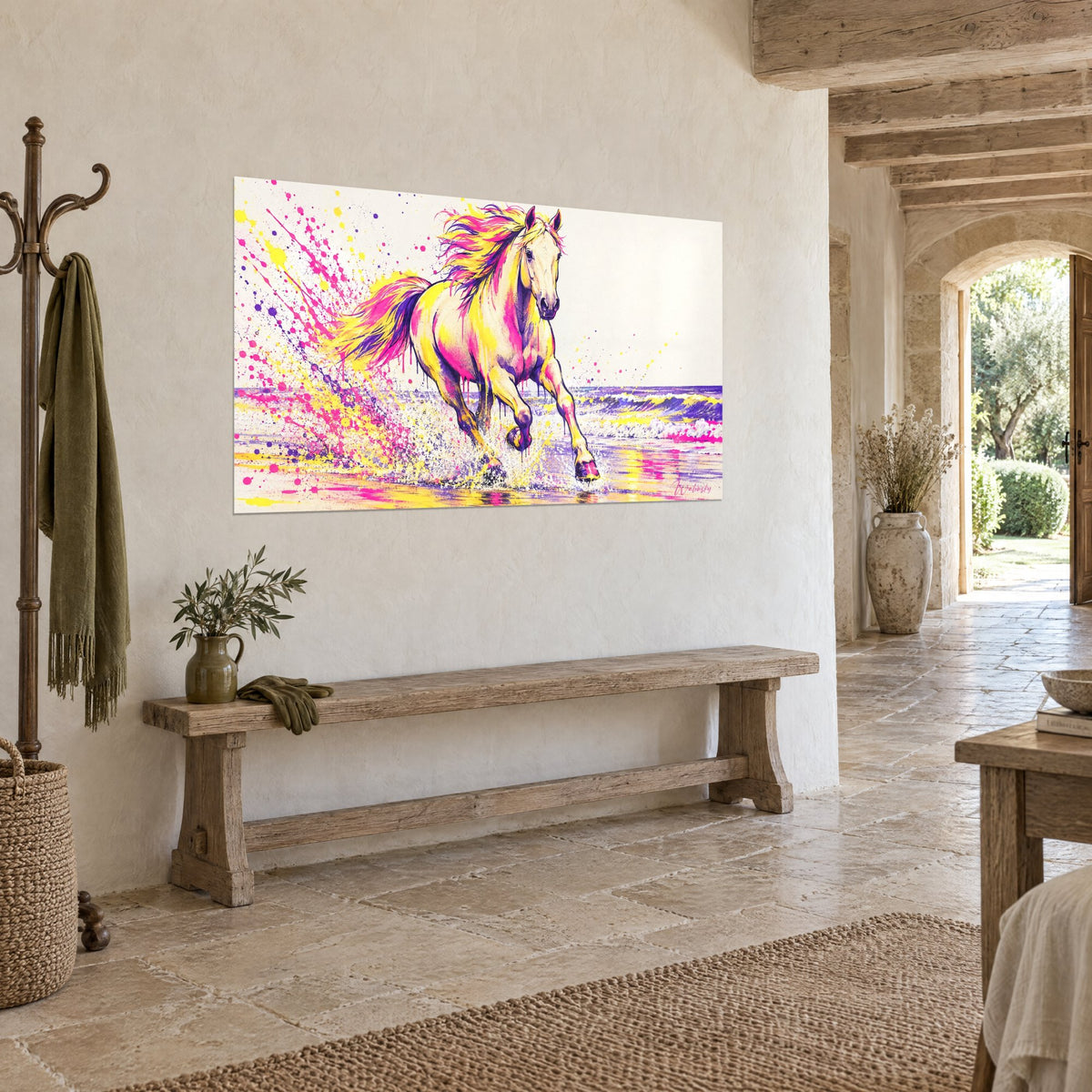 Tableau cheval crème lancé au galop, éclaboussures magenta et jaune citron sur fond ivoire, mur de pierre et banc en bois