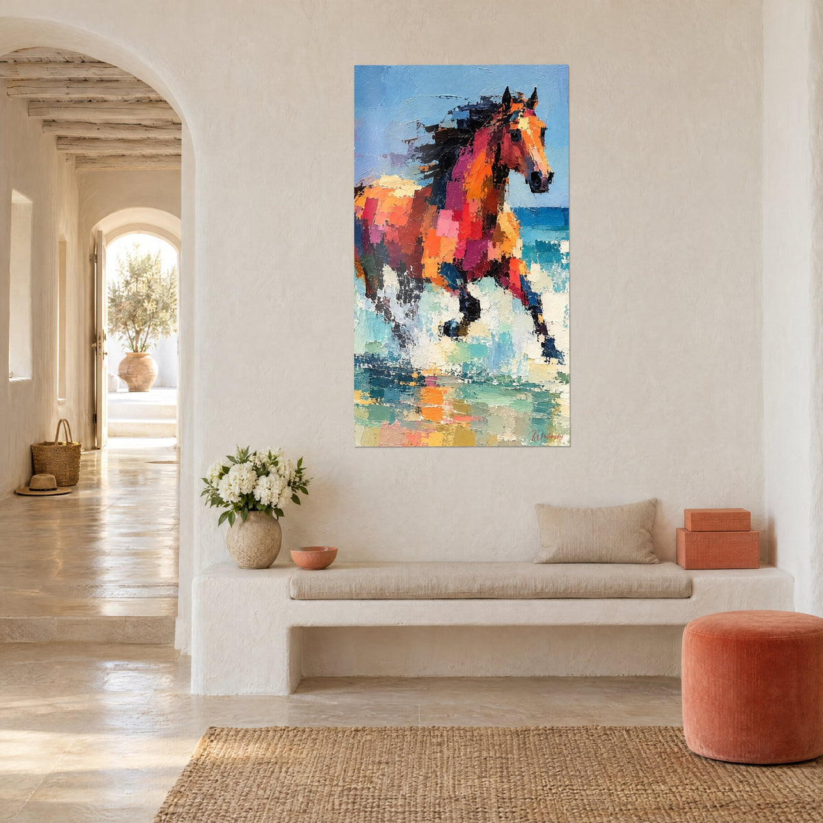 Tableau destrier lancé dans l'écume, crinière noire et croupe corail, accroché dans une niche voûtée blanche d'une maison méditerranéenne