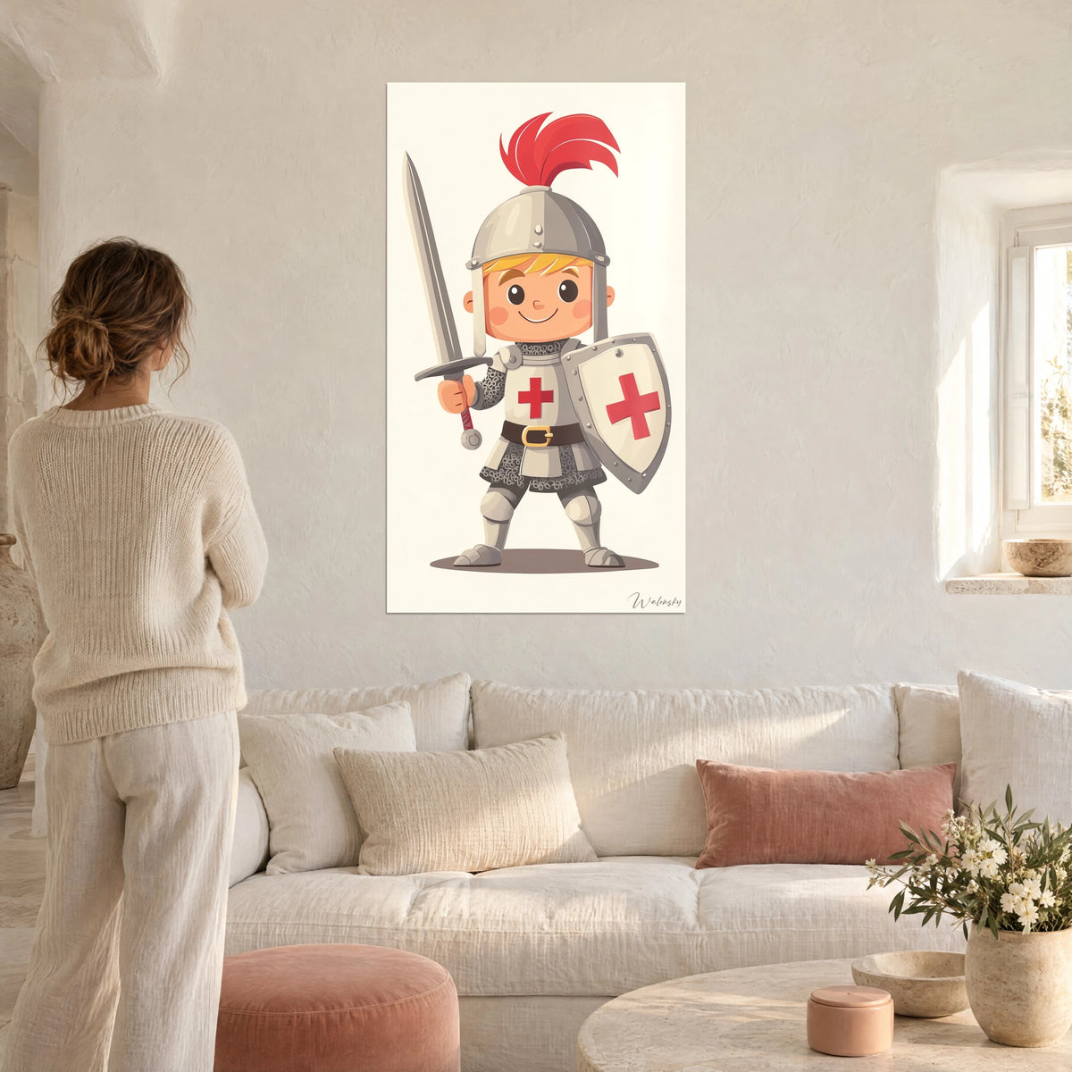 Quadro di un piccolo cavaliere biondo con pennacchio rosso, spada alzata, tunica bianca con croce rossa, sopra un divano in un soggiorno luminoso