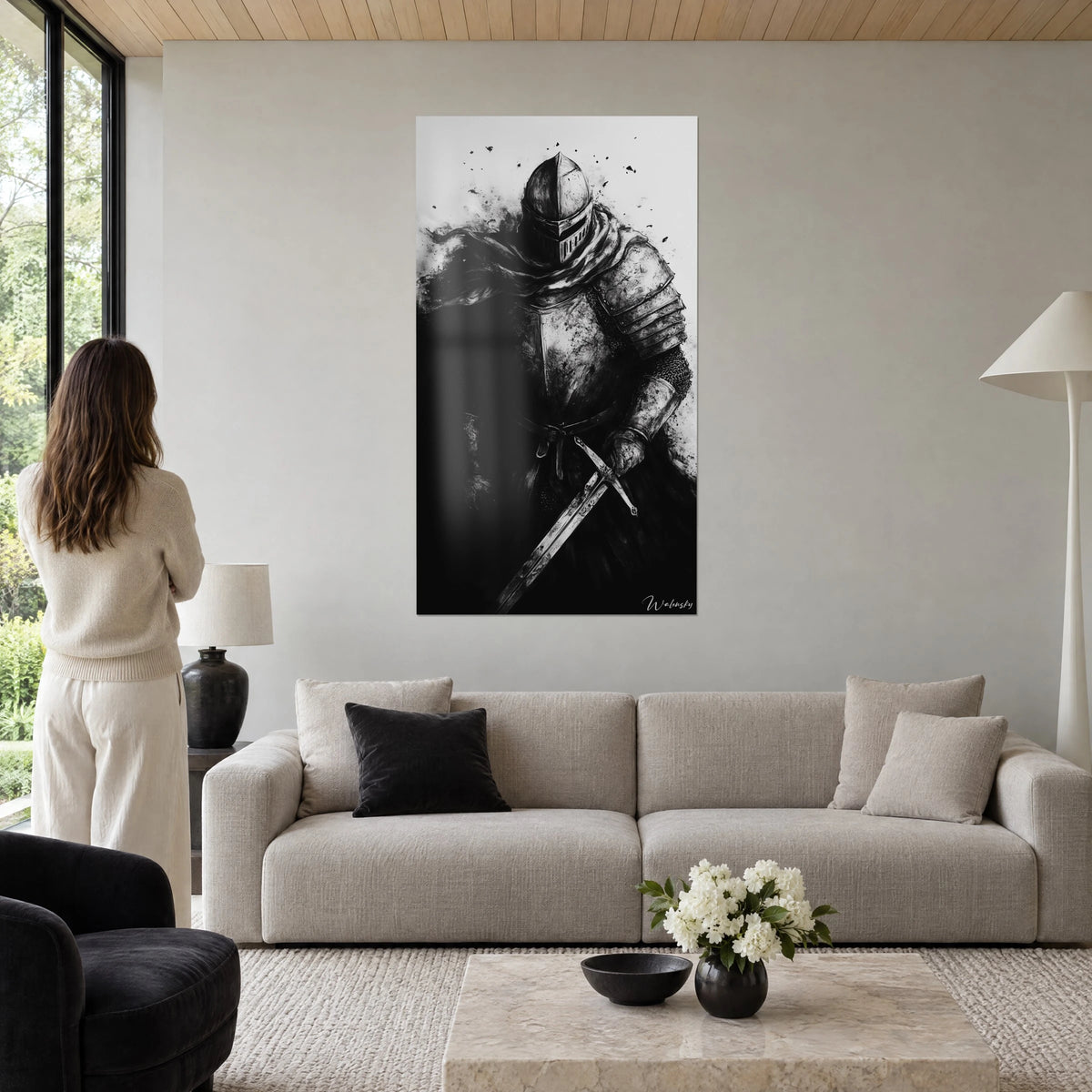 Gemälde Ritter in schwarz-weißer Rüstung, geschlitzter Helm und flatternder Schal, Schwert in der Hand, über einem Sofa in einem hellen Wohnzimmer