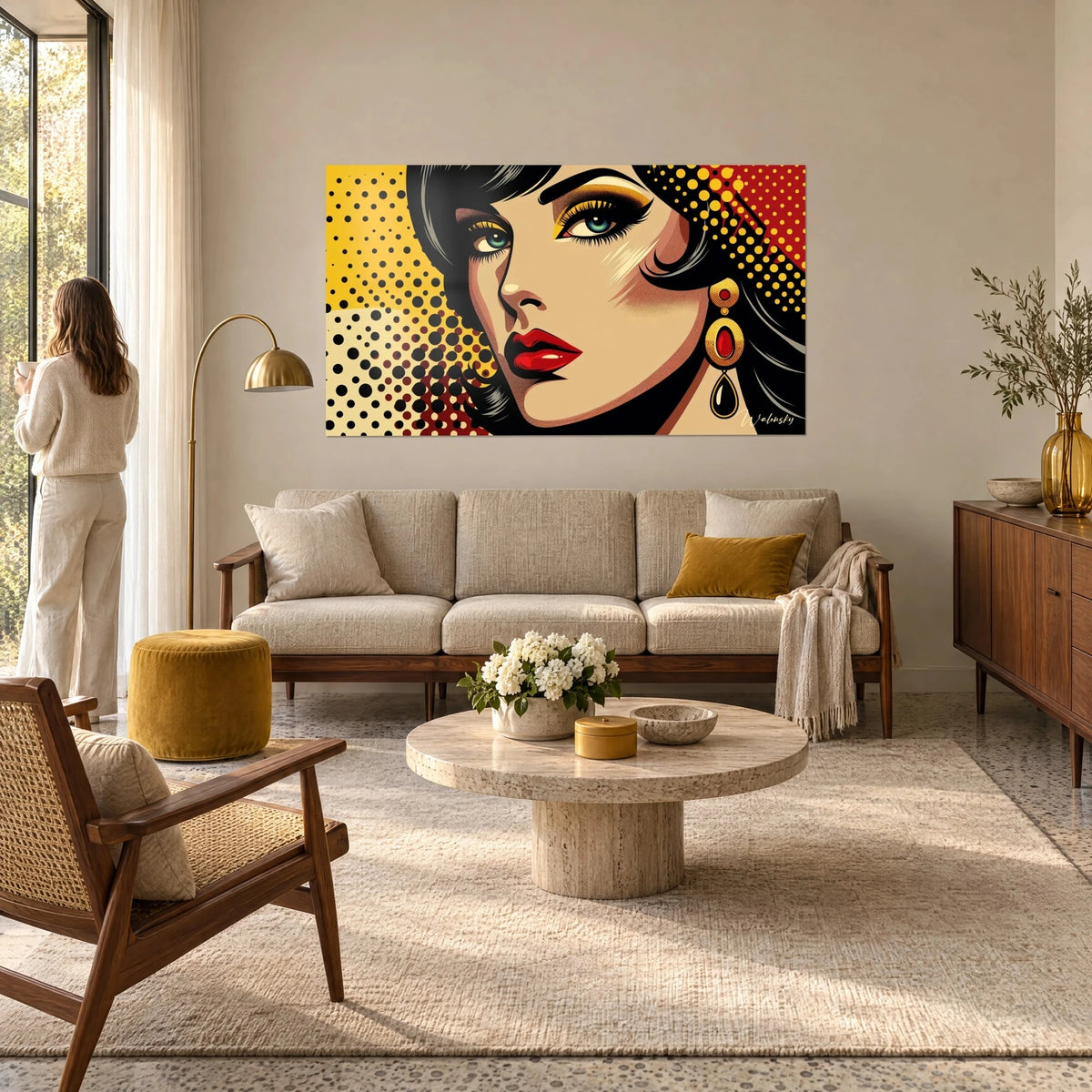 Obraz portret pop art z czerwonymi ustami i złotym cieniem do powiek, wisiorek na tle w kropki, nad kanapą w jasnym salonie