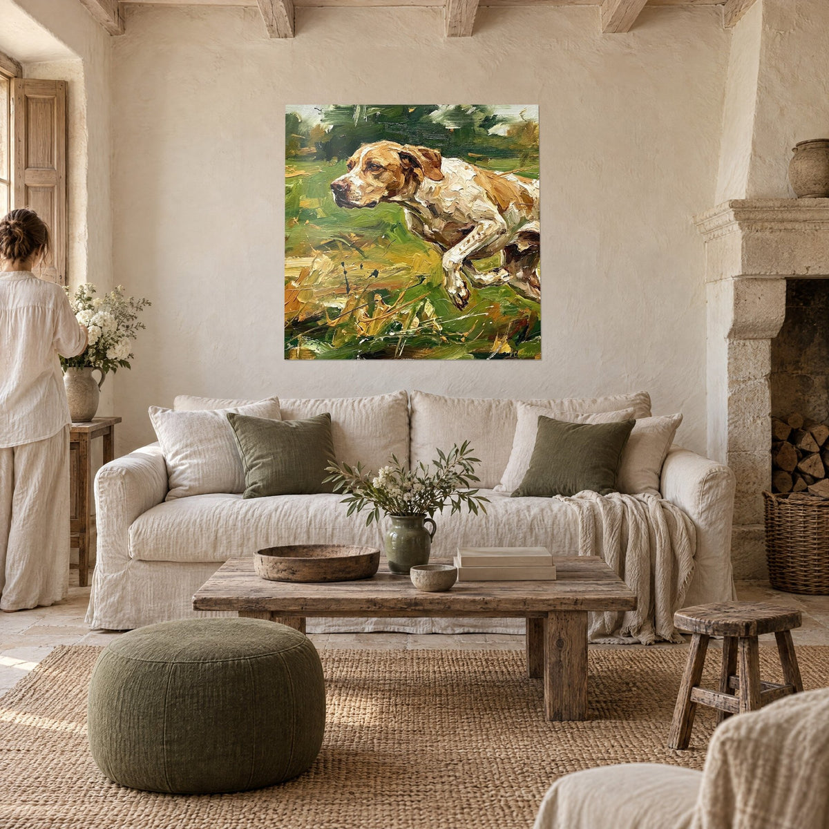 Schilderij van een springende Engelse Pointer, crèmekleurige en vale jurk op groene weide, twee personen van achteren, boven een bank in een lichte woonkamer