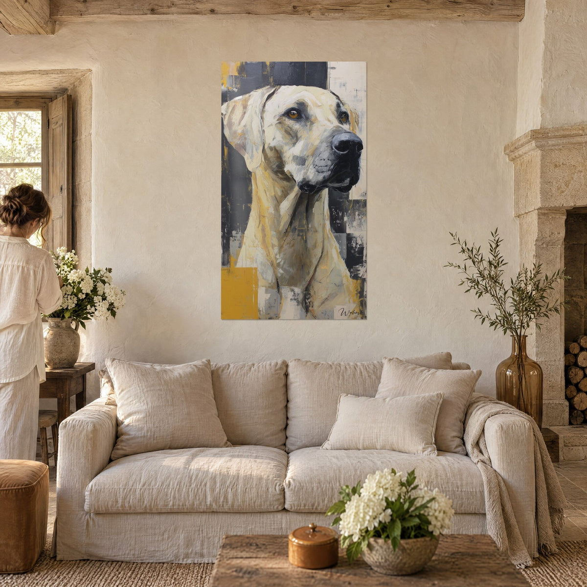 Tableau Rhodesian Ridgeback au pelage crème et touches moutarde, museau noir, pierre apparente, au-dessus d'un canapé dans un salon lumineux