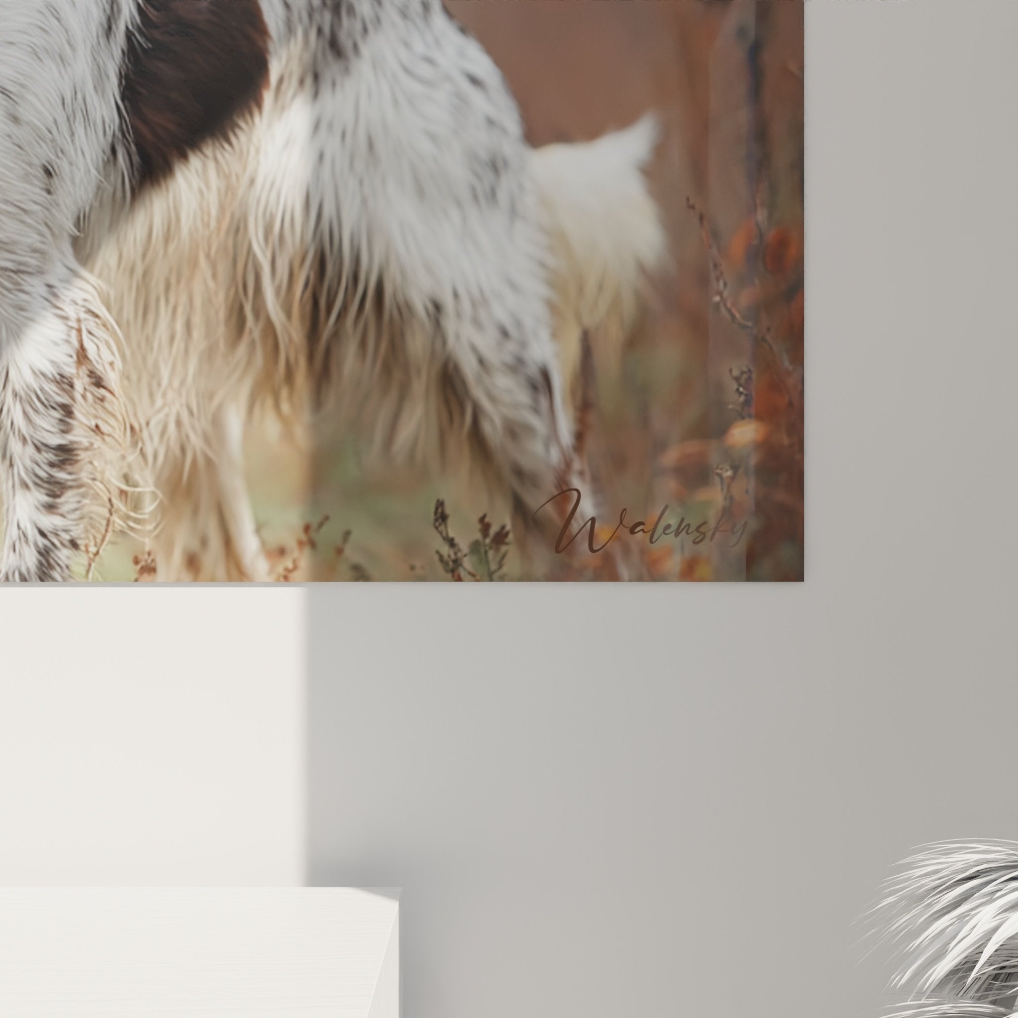 Vue d'ensemble tableau chien de chasse dans salon moderne, art mural animalier sur mur clair