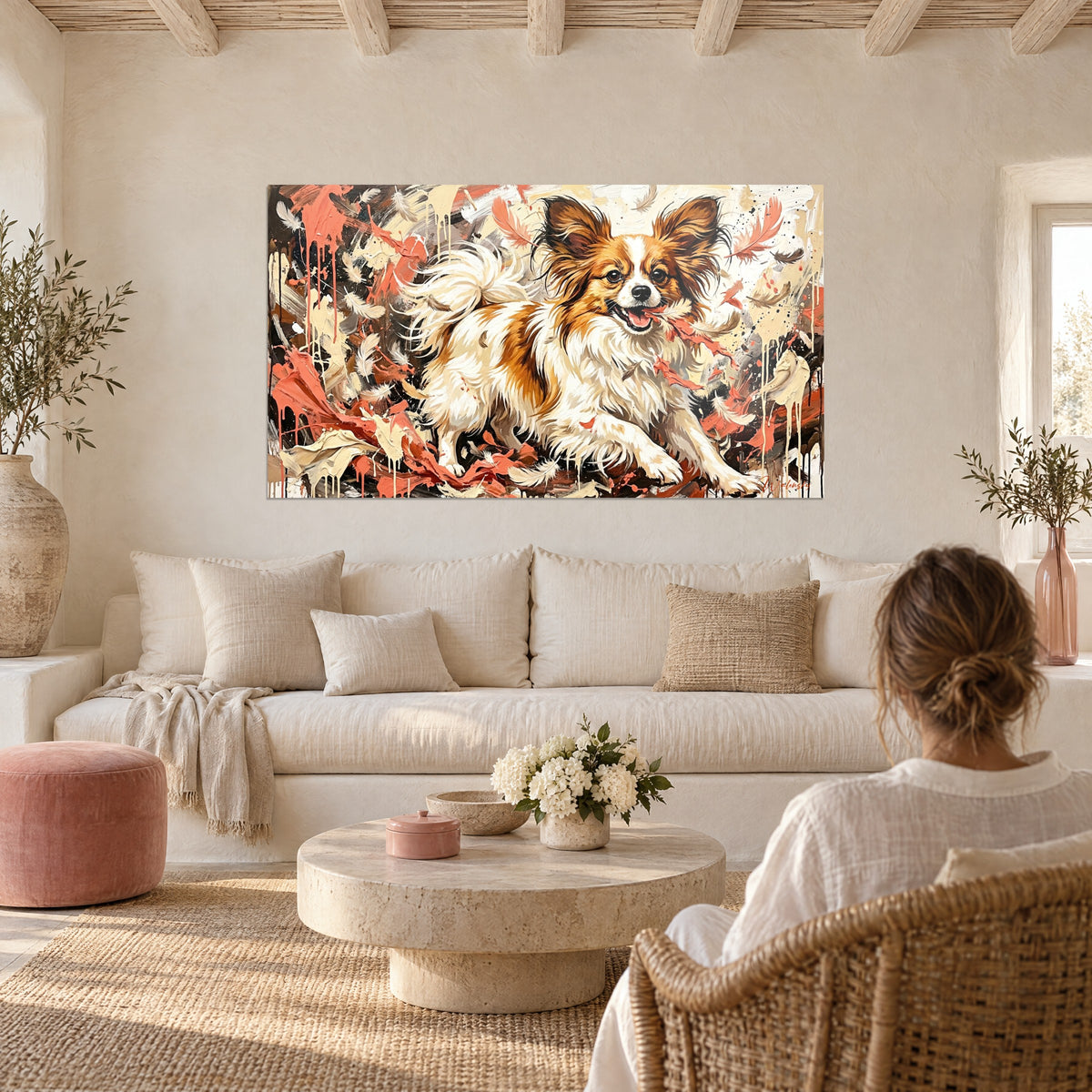 Tableau papillon chien aux oreilles brun roux en éventail, plumes corail volant, au-dessus d'un canapé dans un salon lumineux