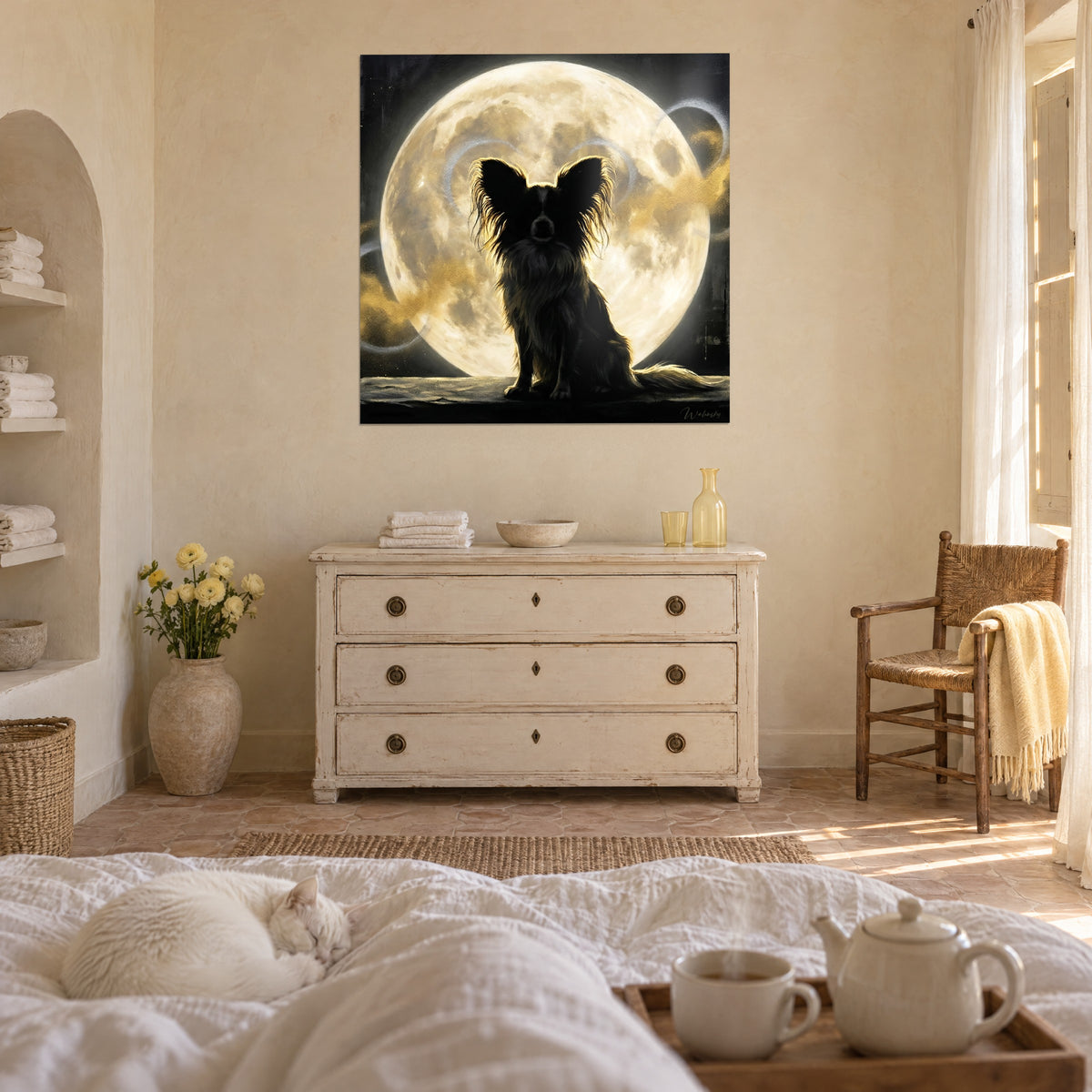 Gemälde Silhouette eines langhaarigen Schmetterlingshundes unter einem elfenbeinfarbenen Vollmond und goldenen Wolken, junge Frau und weiße Katze, über einem Bett in einem hellen Schlafzimmer