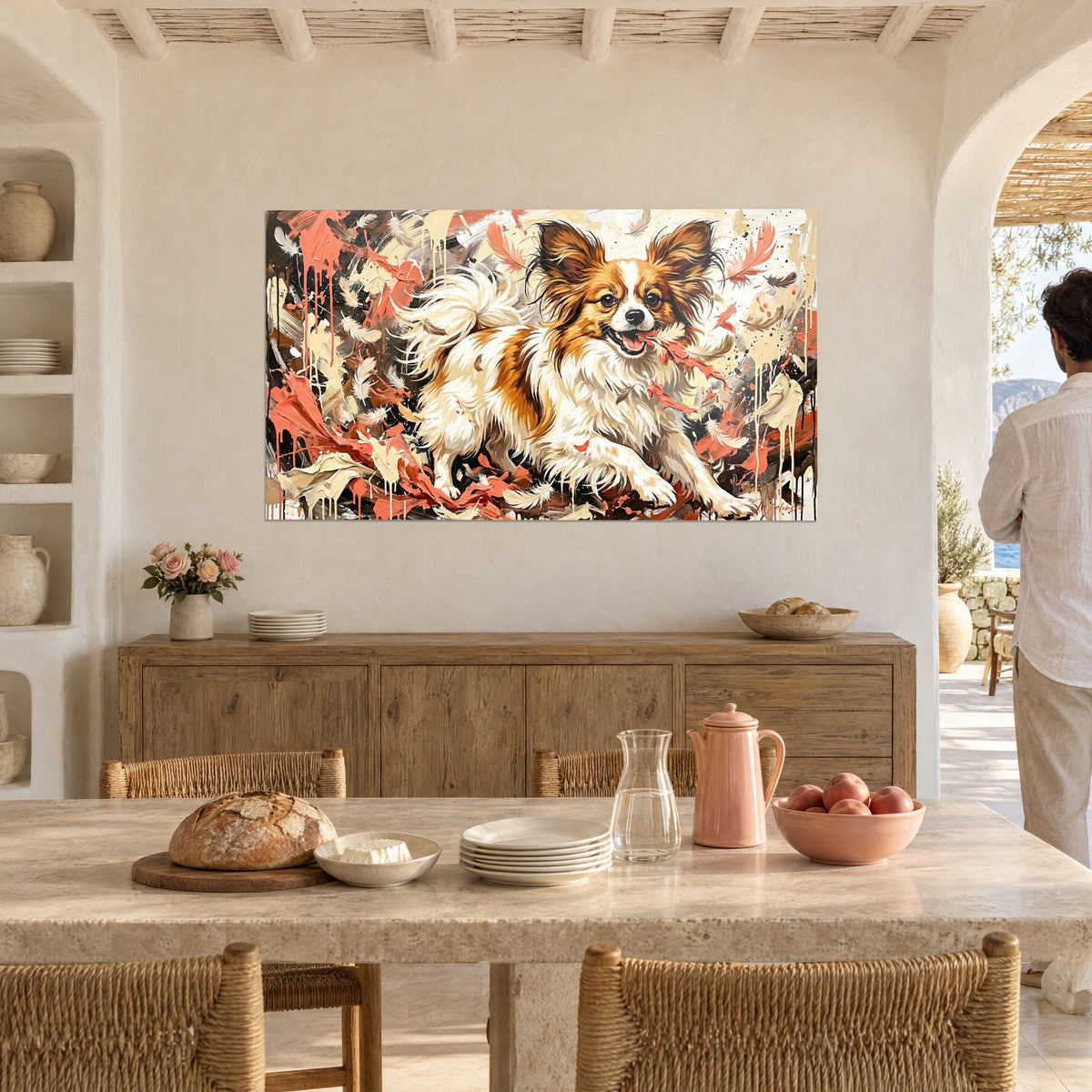 Tableau chiot papillon queue en panache, tourbillon de plumes saumon et beige, mur blanc d'une salle à manger méditerranéenne