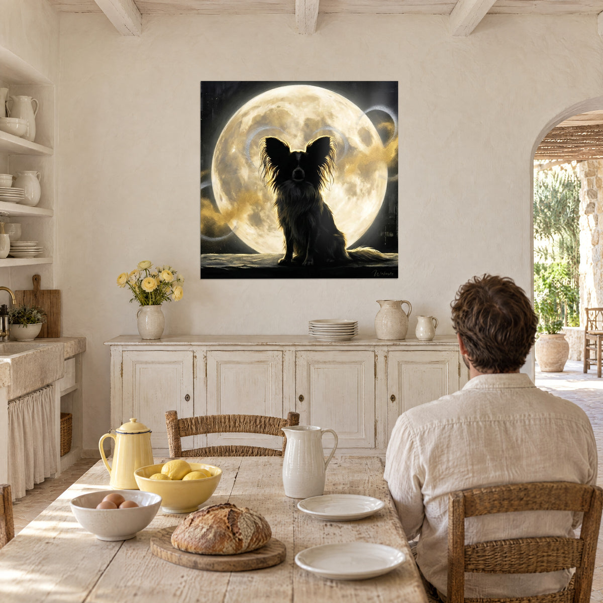 Gemälde Hund als schwarzer Schatten, sitzend vor einem weißlichen Gestirn mit goldenen Schlieren, Mann von hinten am Tisch, Schalen und Brot, provenzalische Küche