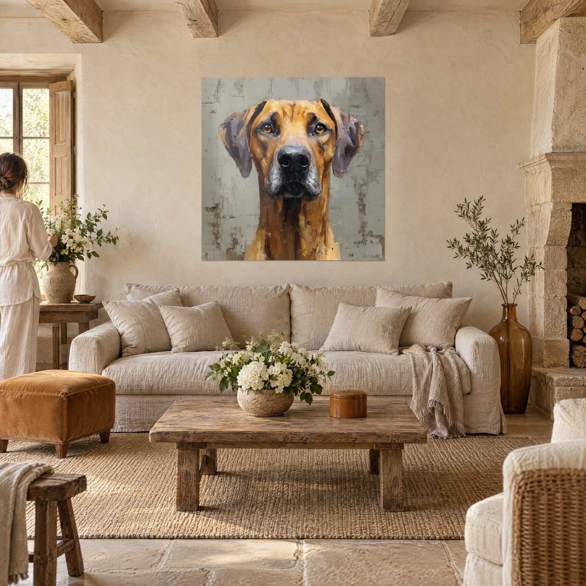 Tableau chien Rhodesian Ridgeback aux yeux ambrés, pelage ocre et oreilles grises, femme de dos, au-dessus d'un canapé dans un salon lumineux