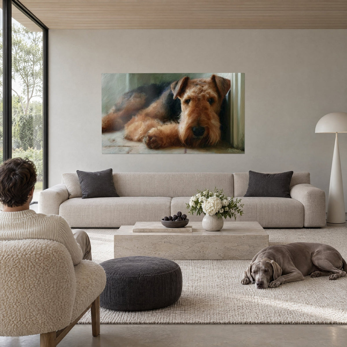 Tableau chien terrier couché aux poils cuivrés et noirs, museau sombre, personne de dos, au-dessus d'un canapé dans un salon lumineux