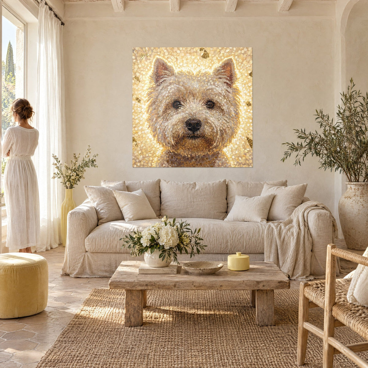 Πίνακας λευκό West Highland White Terrier, με μαύρο μουσούδι και καφέ μάτια σε φόντο χρυσοκίτρινων πινελιών, πάνω από καναπέ σε φωτεινό σαλόνι