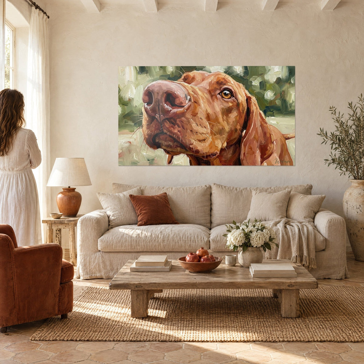 Quadro di un Vizsla ramato dallo sguardo ambrato che alza il suo muso rosa su uno sfondo verde salvia, sopra un divano in un soggiorno luminoso