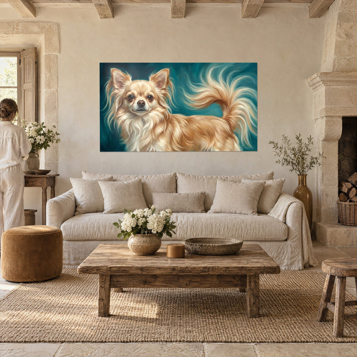 Πίνακας Chihuahua κρεμ με μακριά χρυσά τρίχωμα σε φόντο χρώματος πάπιας, πάνω από καναπέ σε φωτεινό σαλόνι