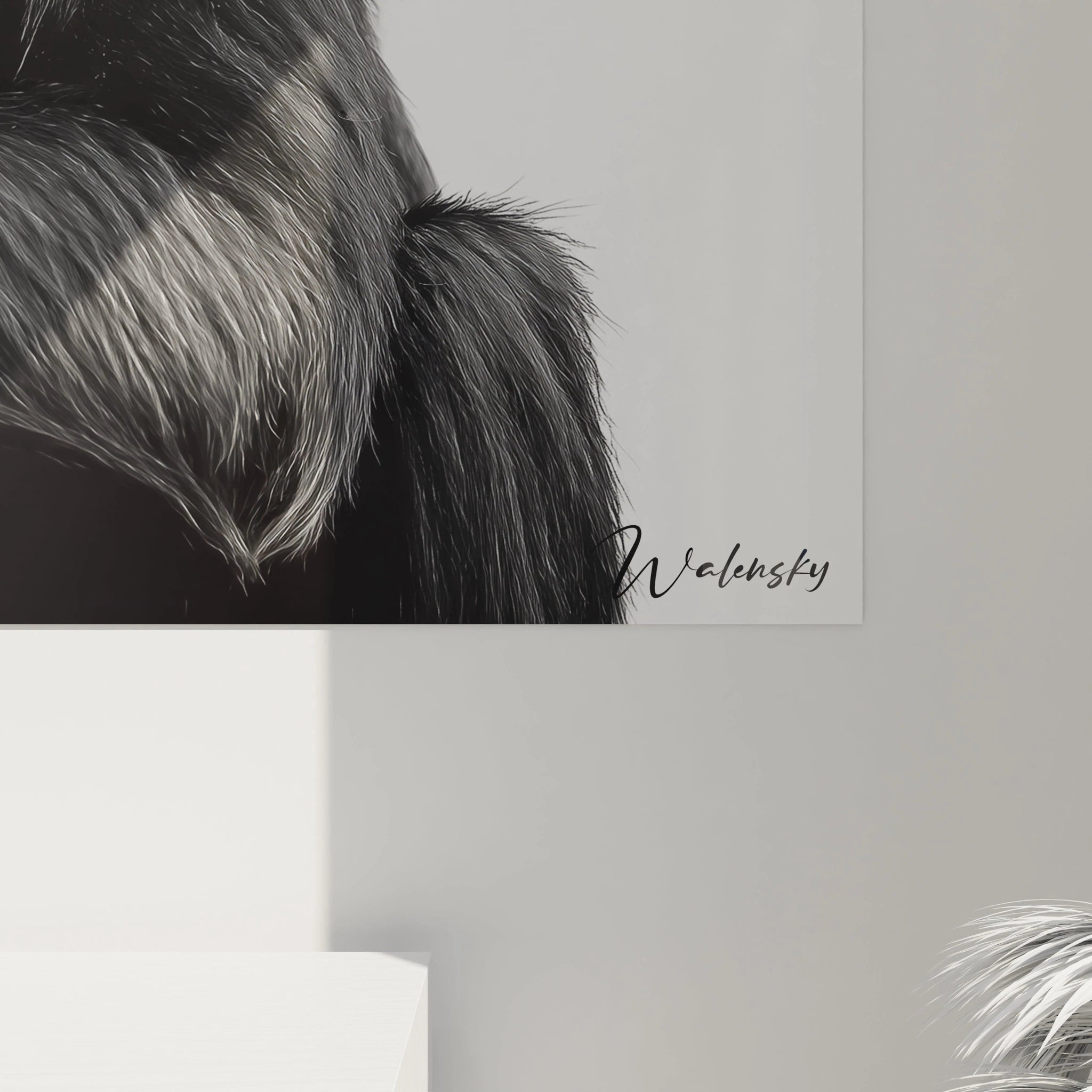 Un tableau artistique abstrait montrant un chimpanzé en plan rapproché, révélant la texture granuleuse de sa peau et la douceur de sa fourrure noire, créant une image saisissante par son hyperréalisme monochrome.
