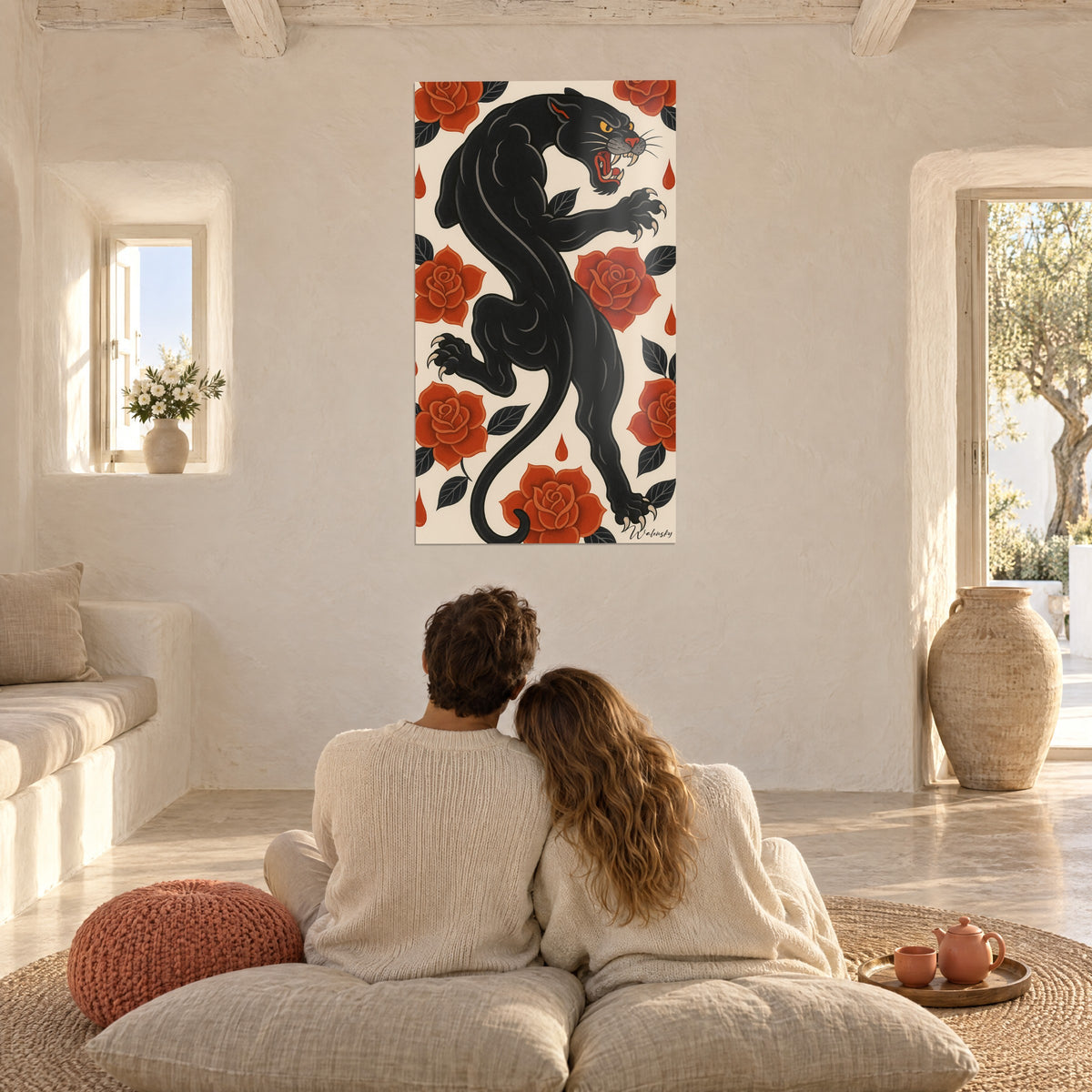 Cuadro de una pantera negra con garras al frente, rosas rojo coral y fondo crema, pareja abrazada de espaldas sobre cojines, salón blanco con arcos