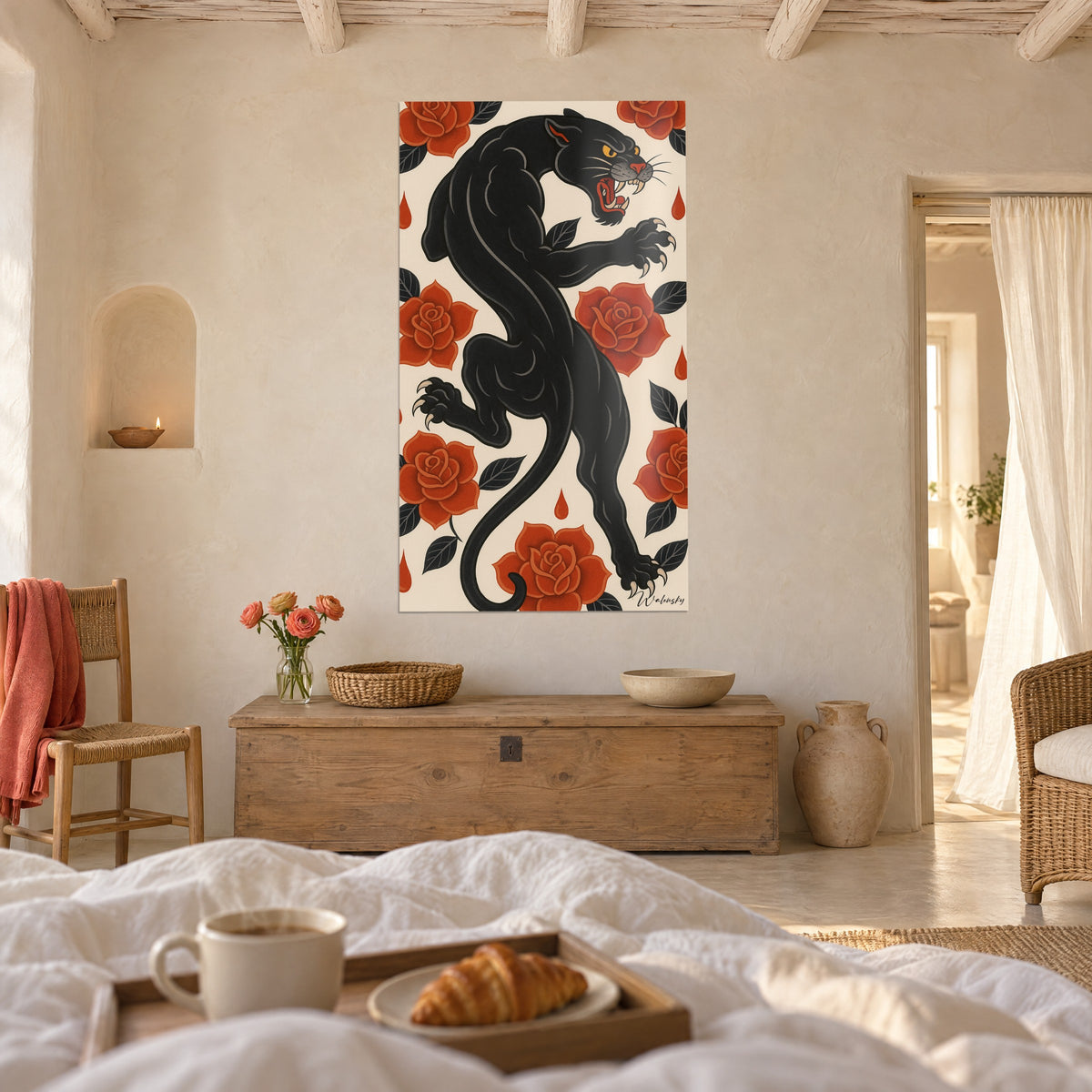Cuadro de un gran felino negro en plena ascensión, rosas rojo ladrillo y fondo crema, bandeja de desayuno en forma de media luna sobre las sábanas, encima de una cama en un dormitorio luminoso