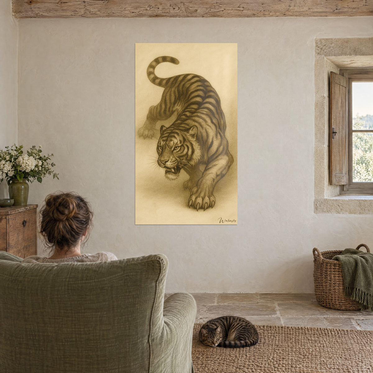 Gemälde gestreiftes Raubtier mit eingerolltem Schwanz, Honig- und Dunkelbraun, Steinwand, auf deren Teppich eine getigerte Katze schläft