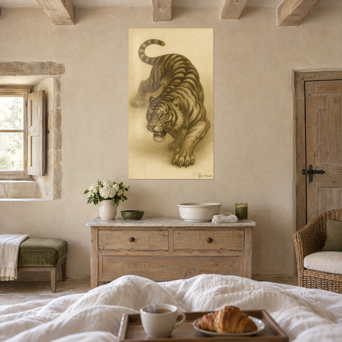 Gemälde kriechende Großkatze, Sepia-Zeichnung mit dunklen Streifen und sichtbaren Reißzähnen, über einem Bett in einem hellen Schlafzimmer