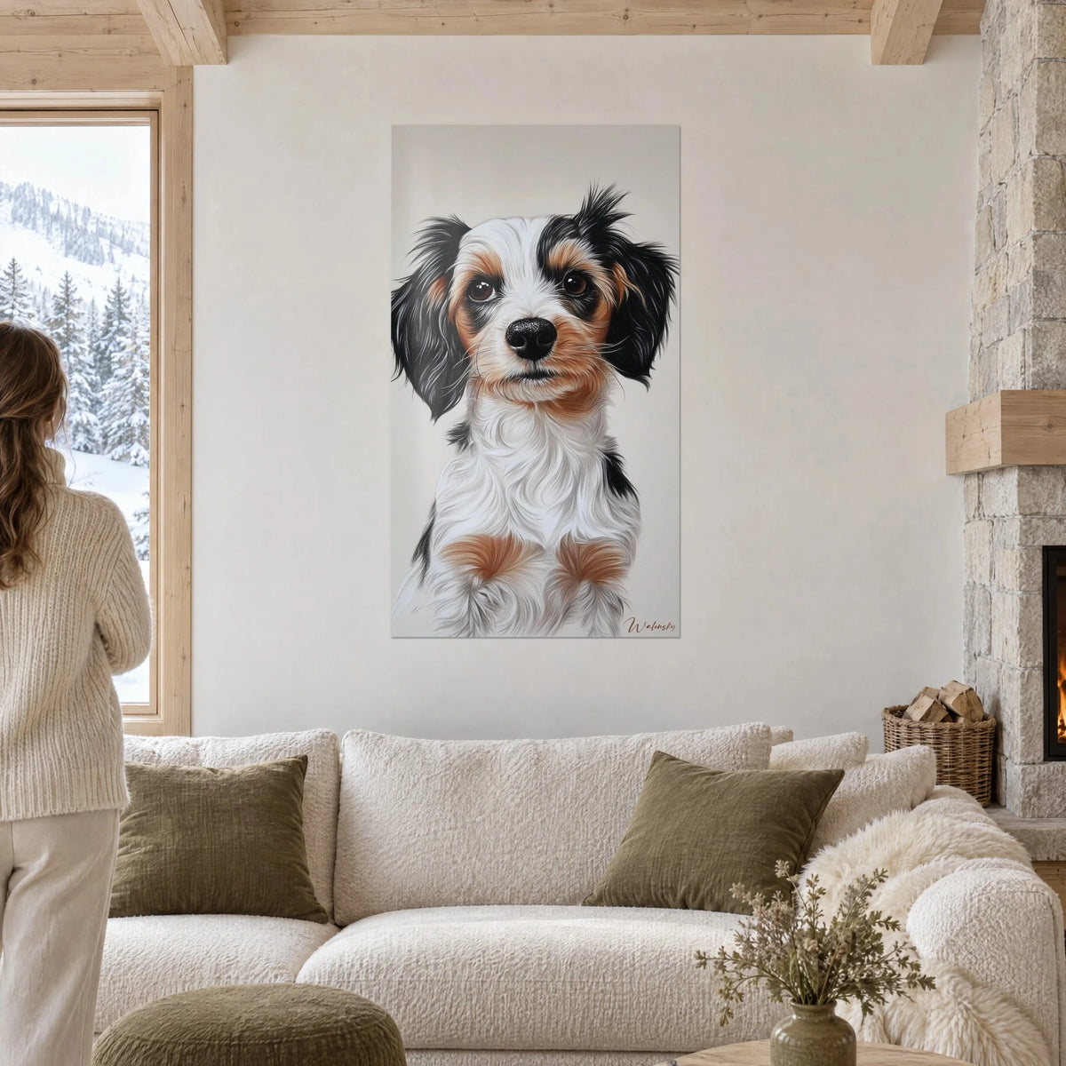 Quadro di un cucciolo dalle orecchie nere e muso fulvo, pelliccia bianca soffice, appeso sopra un divano in un soggiorno luminoso