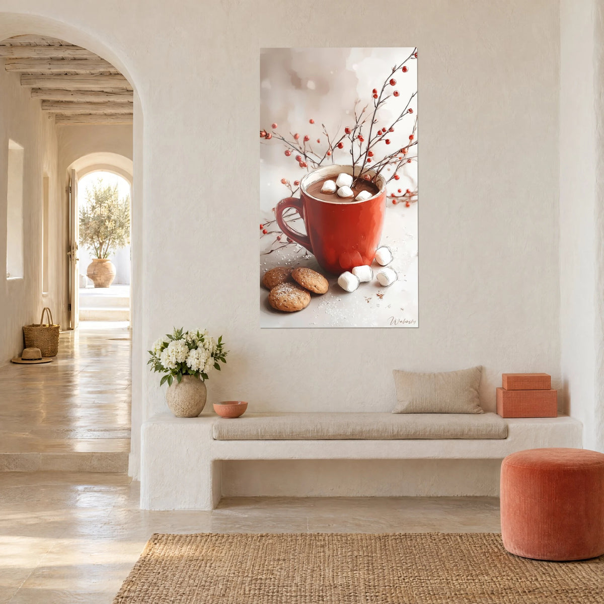 Quadro tazza scarlatta fumante di cacao, rametti con bacche rosse su sfondo beige, vista di tre quarti in un corridoio a volta bianco