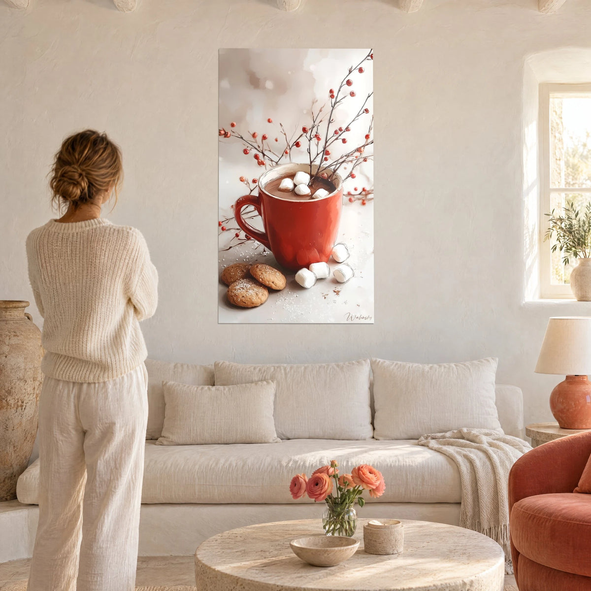 Quadro tazza rossa di cioccolata calda con marshmallow bianchi, rami con bacche scarlatte, donna di spalle sopra un divano in un soggiorno luminoso
