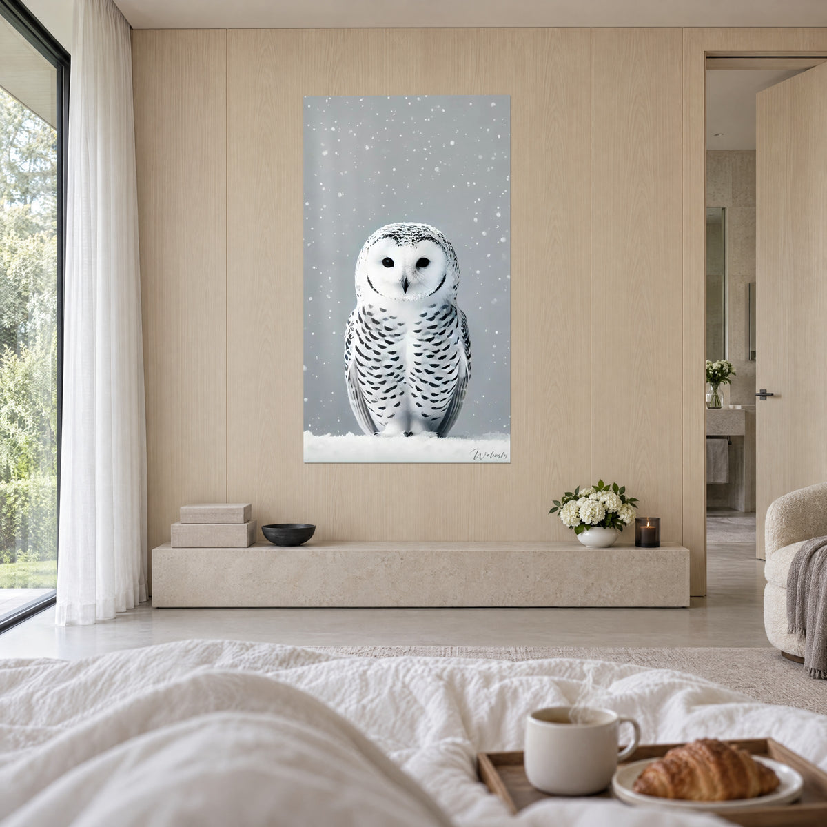 Schilderij onberispelijke nachtroofvogel op de sneeuw, zilvergrijze en zwarte achtergrond, boven een bed in een lichte slaapkamer
