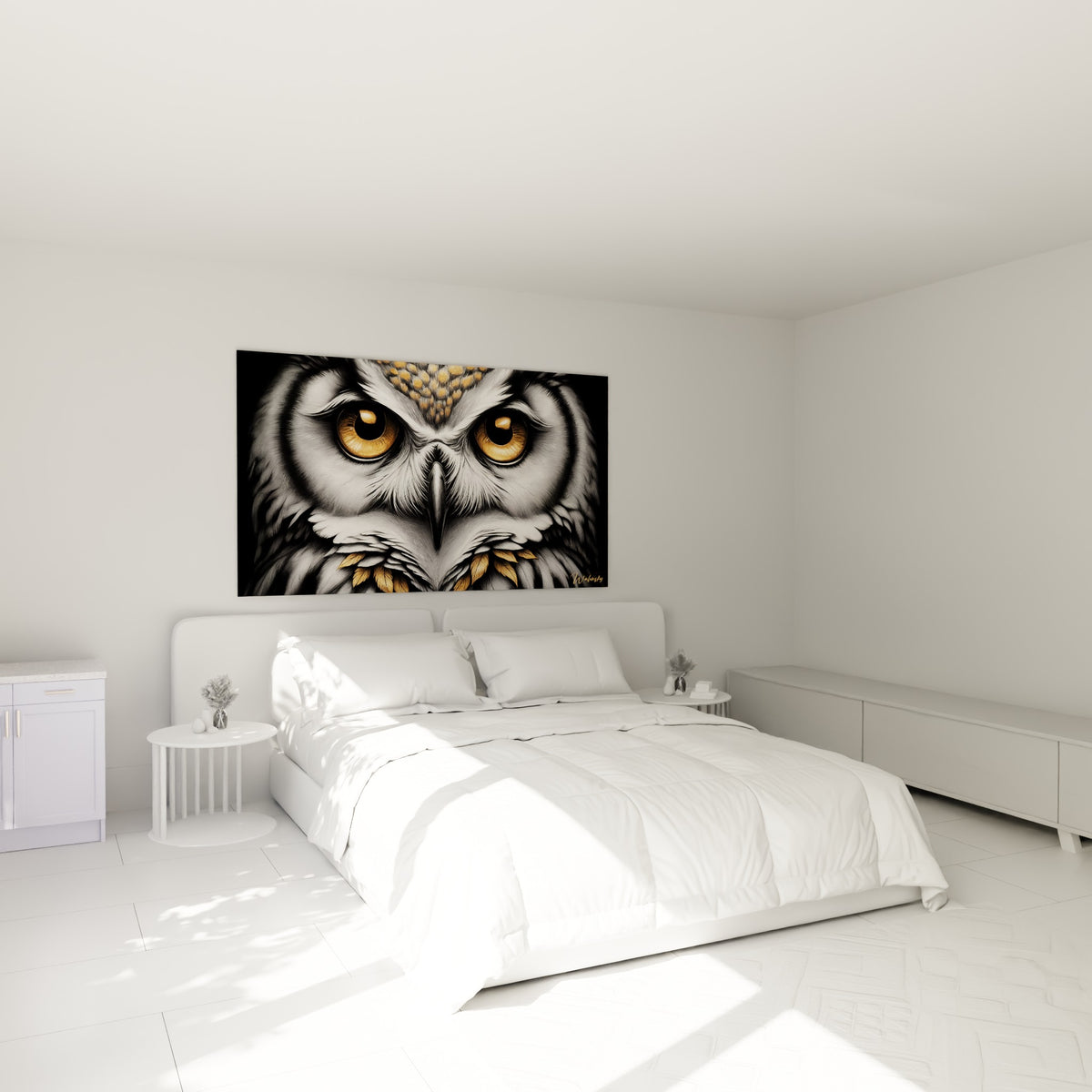 Yeux dorés perçants d'une chouette grise accrochée au-dessus d'un lit dans une chambre claire