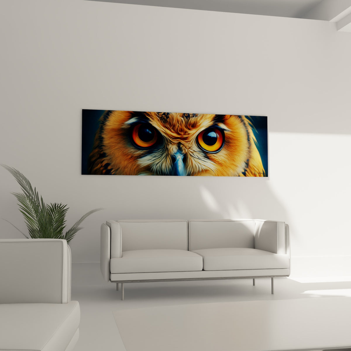 Plumage orangé et yeux dorés de la chouette accrochés au-dessus d'un canapé dans un salon lumineux
