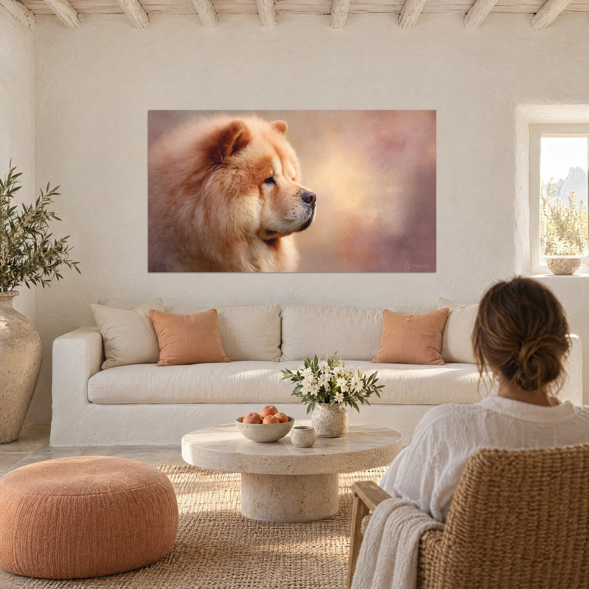 Cuadro chow chow de pelaje crema y dorado, perfil soñador sobre fondo rosa polvoriento, encima de un sofá en un salón luminoso