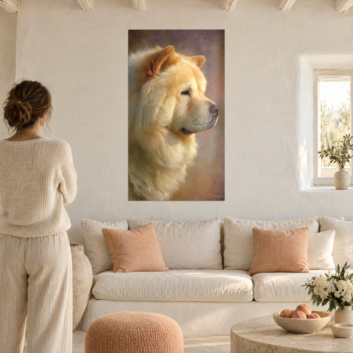Cuadro de un chow chow crema de perfil, pelaje dorado con reflejos ámbar sobre fondo malva, encima de un sofá en un salón luminoso