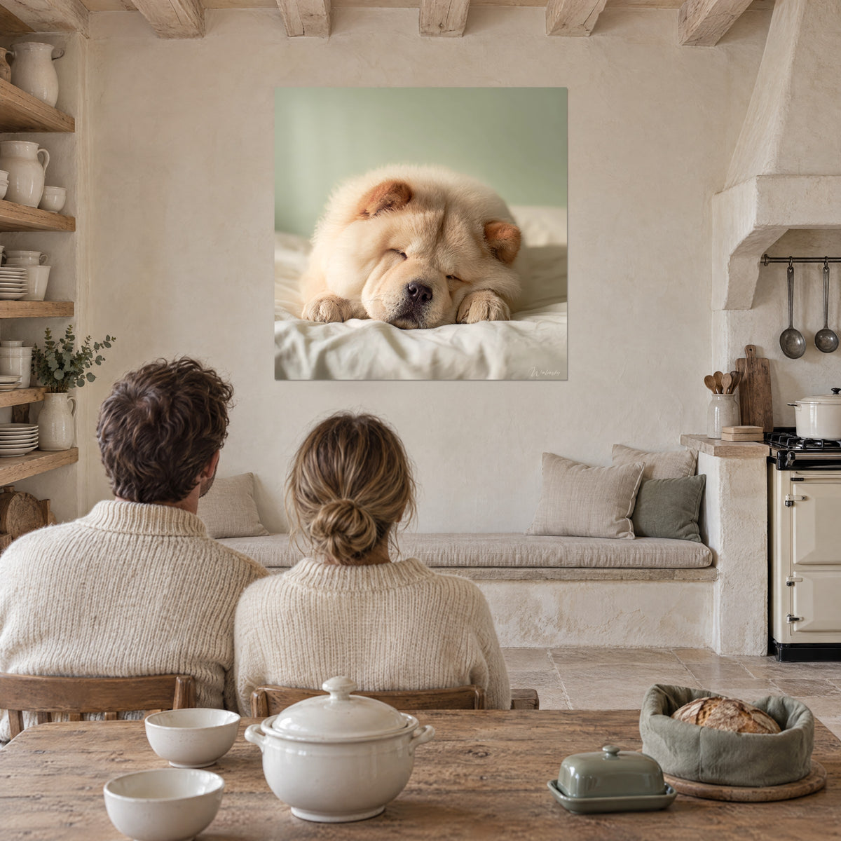 Πίνακας τριχωτής μπάλας chow chow που νυστάζει, με τα πόδια ενωμένα και φόντο θαλασσί, απέναντι σε ζευγάρι από την πλάτη σε πέτρινη κουζίνα