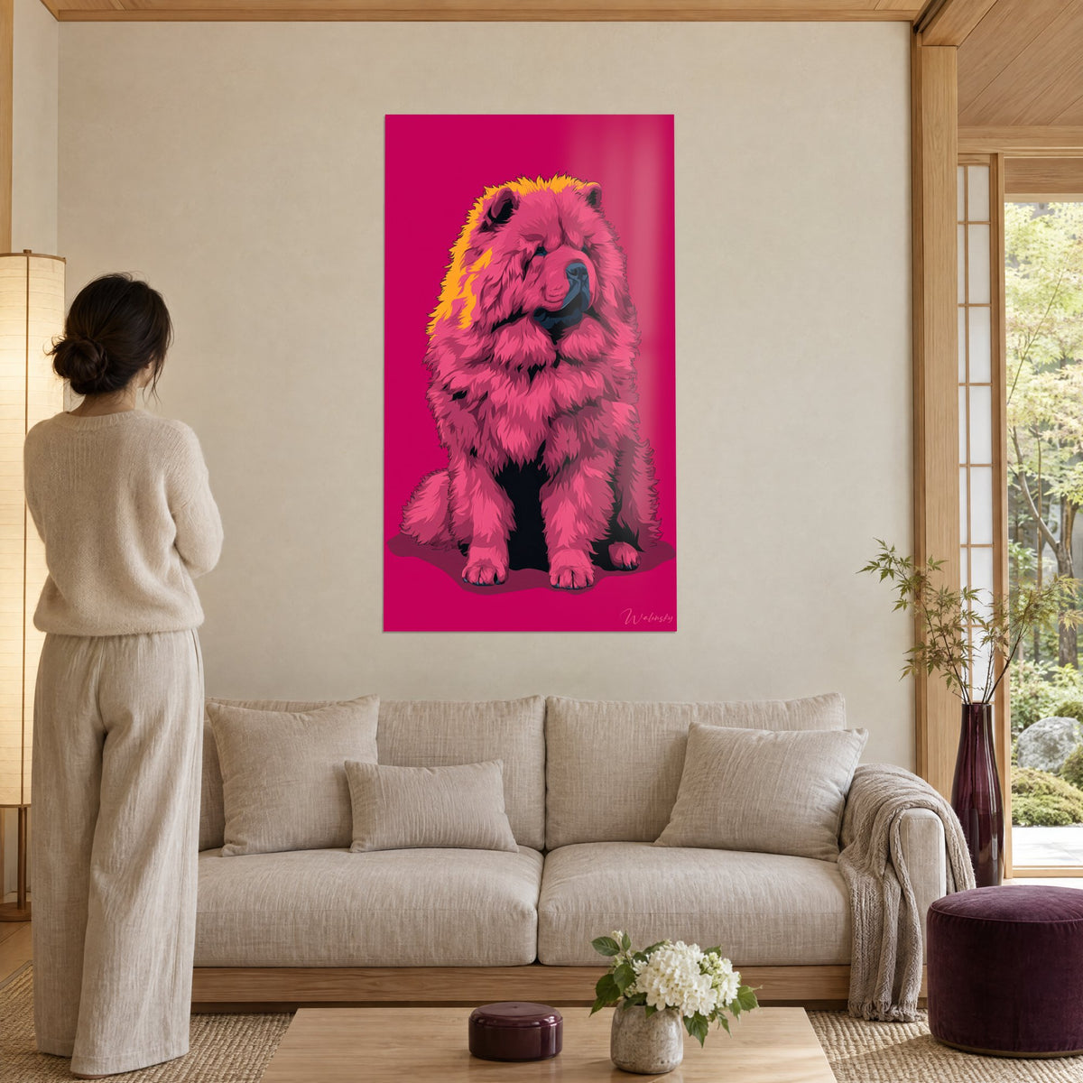 Schilderij chow chow in magenta roze met gouden manen, vrouw van achteren voor de muur, boven een bank in een lichte woonkamer