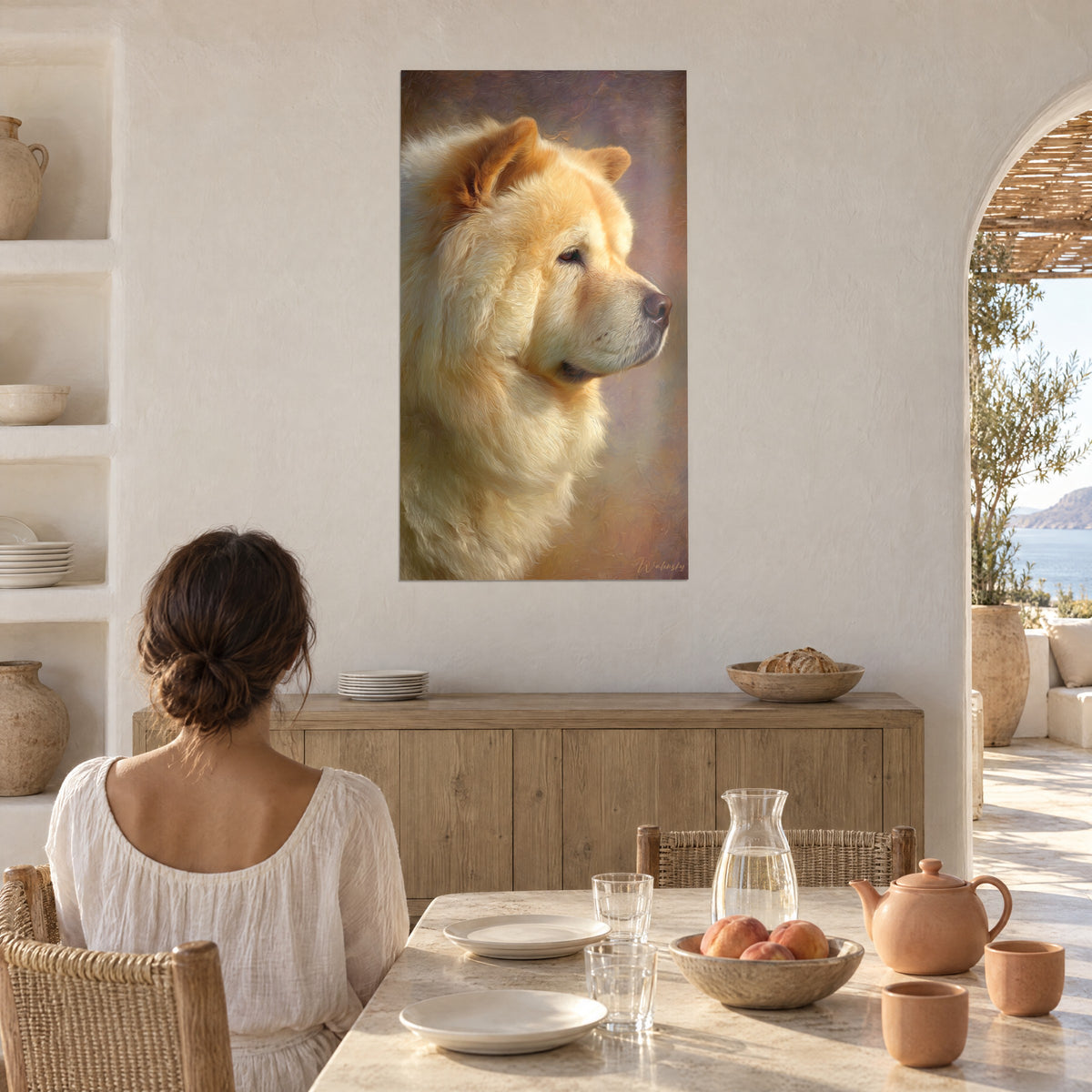 Cuadro de cabeza de chow-chow con pelaje beige y naranja sobre fondo violeta, en un comedor abovedado junto al mar
