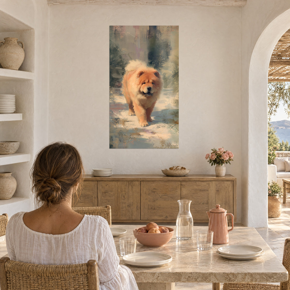 Cuadro de un león de pelaje albaricoque caminando sobre la nieve, fondo salvia y lavanda, frente a una mesa de comedor mediterránea