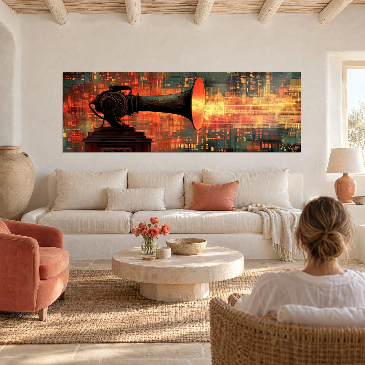 Tableau porte-voix noir de style rétro diffusant des ondes orangées sur une ville rouge et turquoise, au-dessus d'un canapé dans un salon lumineux