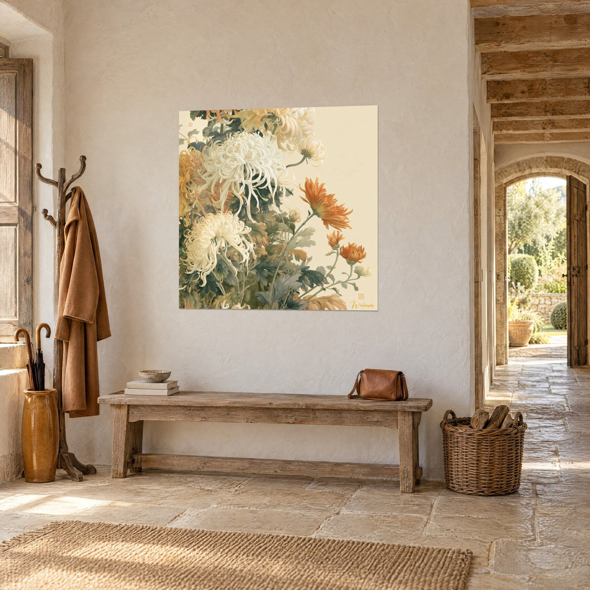 Tableau bouquet de fleurs d'automne crème et orangé sur fond beige, vue de trois-quarts, banc en bois et arche en pierre