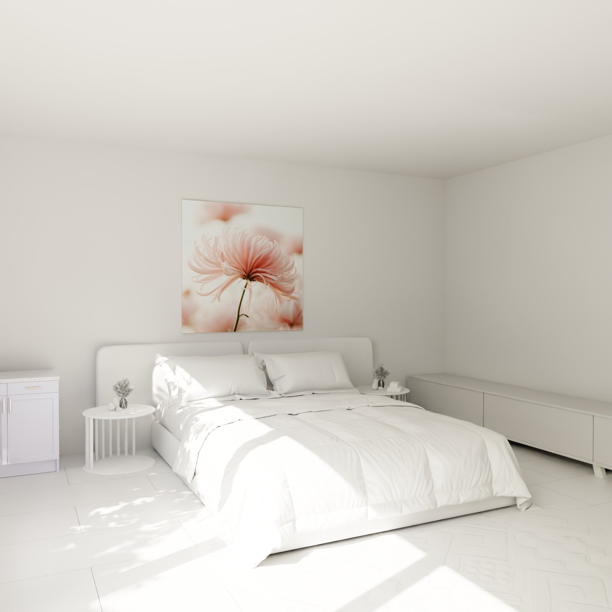 Pétales roses et blancs du chrysanthème déployés au-dessus d'un lit dans une chambre claire