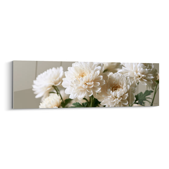 Chrysanthèmes blancs et ivoire aux pétales denses sur fond gris taupe flouté