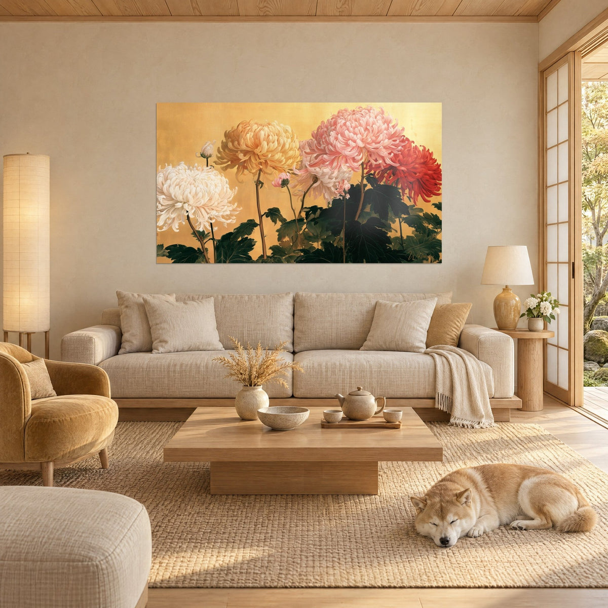 Tableau chrysanthèmes aux pétales roses, blancs et rouges sur fond or, shiba endormi, au-dessus d'un canapé dans un salon lumineux