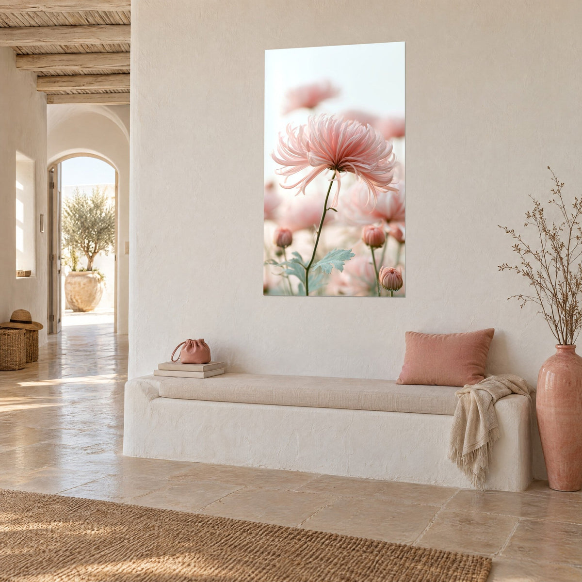 Tableau fleur ébouriffée rose pâle sur fond blanc crémeux, boutons fermés, mur chaulé, banquette blanche, maison méditerranéenne