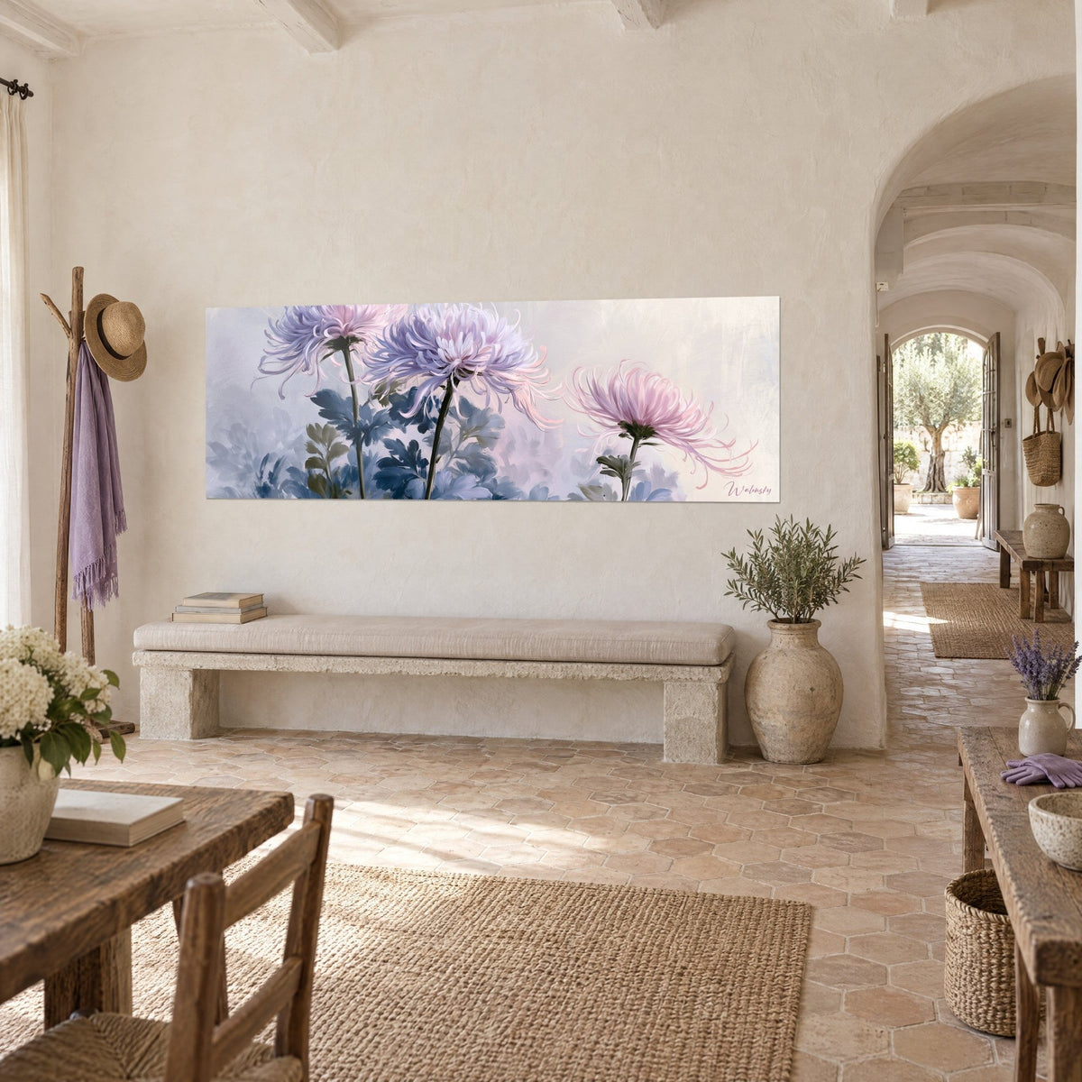 Cuadro flores de otoño lila en plena floración, follaje azul pizarra y fondo crema brumoso, pared blanca de una masía provenzal