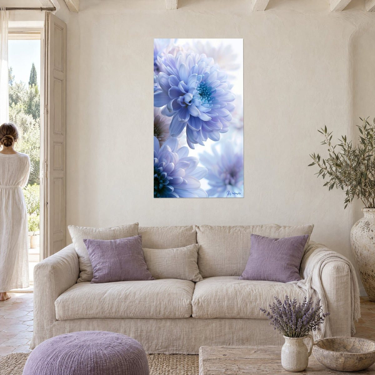 Cuadro crisantemo azul cielo con pétalos de lavanda escarchados, corazón turquesa, una mujer de espaldas, sobre un sofá en un salón luminoso