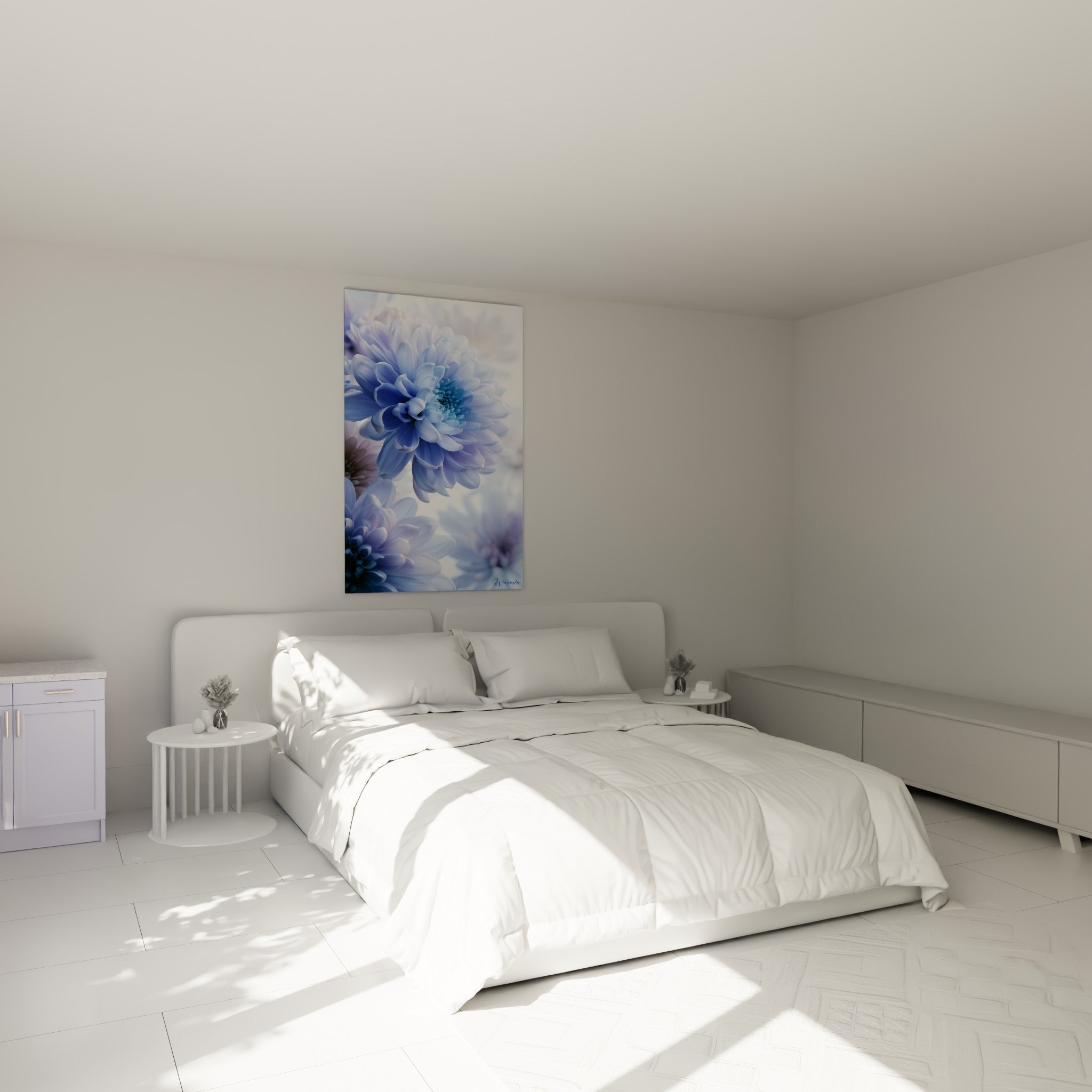Chrysanthème bleu ciel et lavande aux pétales délicats, au-dessus d'un lit dans une chambre claire