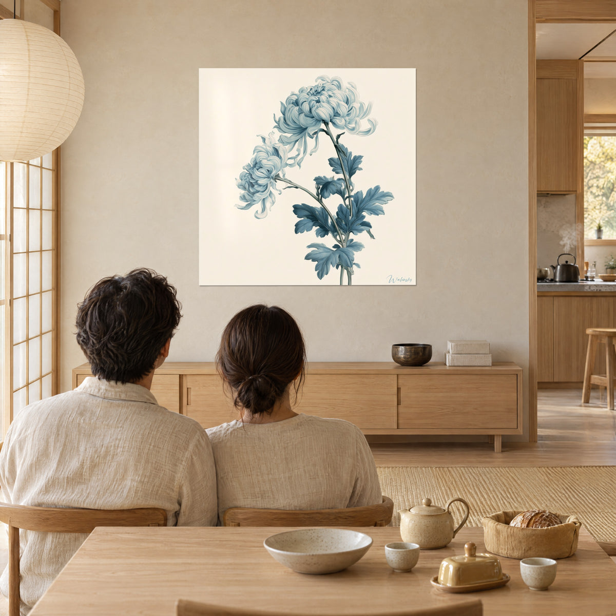 Quadro mazzo di petali nastrati azzurro chiaro e foglie blu acciaio, due persone di spalle, sala da pranzo e cucina