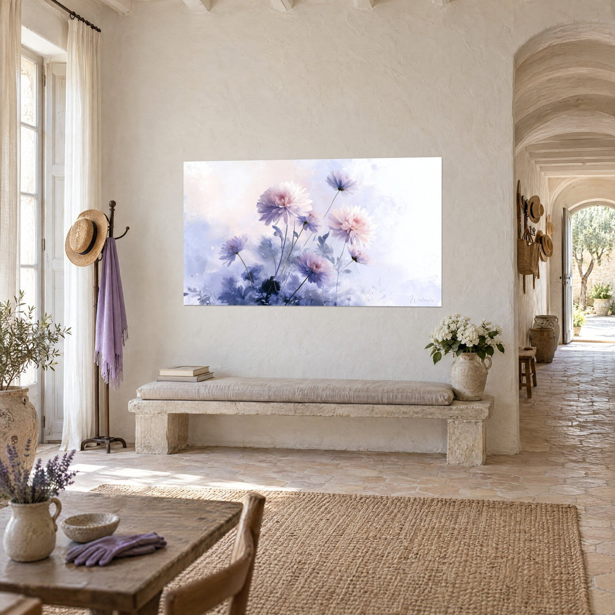 Tableau fleurs pastel aux pétales rose pâle et bleu lavande, ciel blanc brumeux, mur de pierre d'un couloir de mas provençal