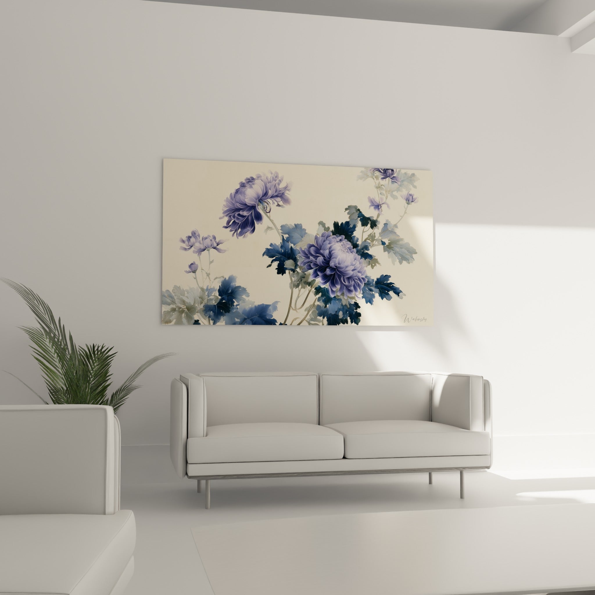 Fleurs de chrysanthème lavande et bleu marine disposées au-dessus d'un canapé dans un salon lumineux