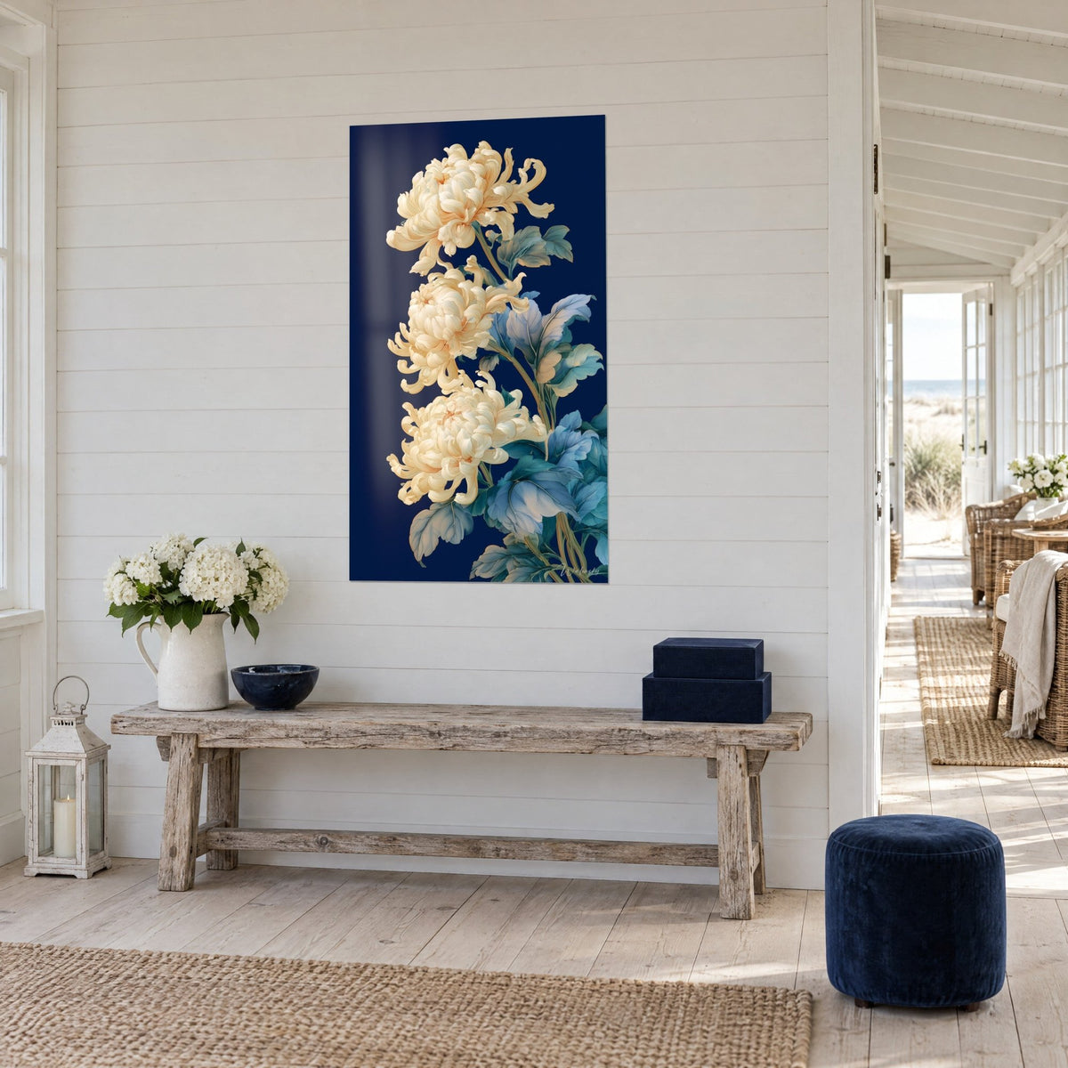 Tableau fleurs crème aux pétales frisés, empilées en colonne sur nuit profonde, console en bois, salon bord de mer