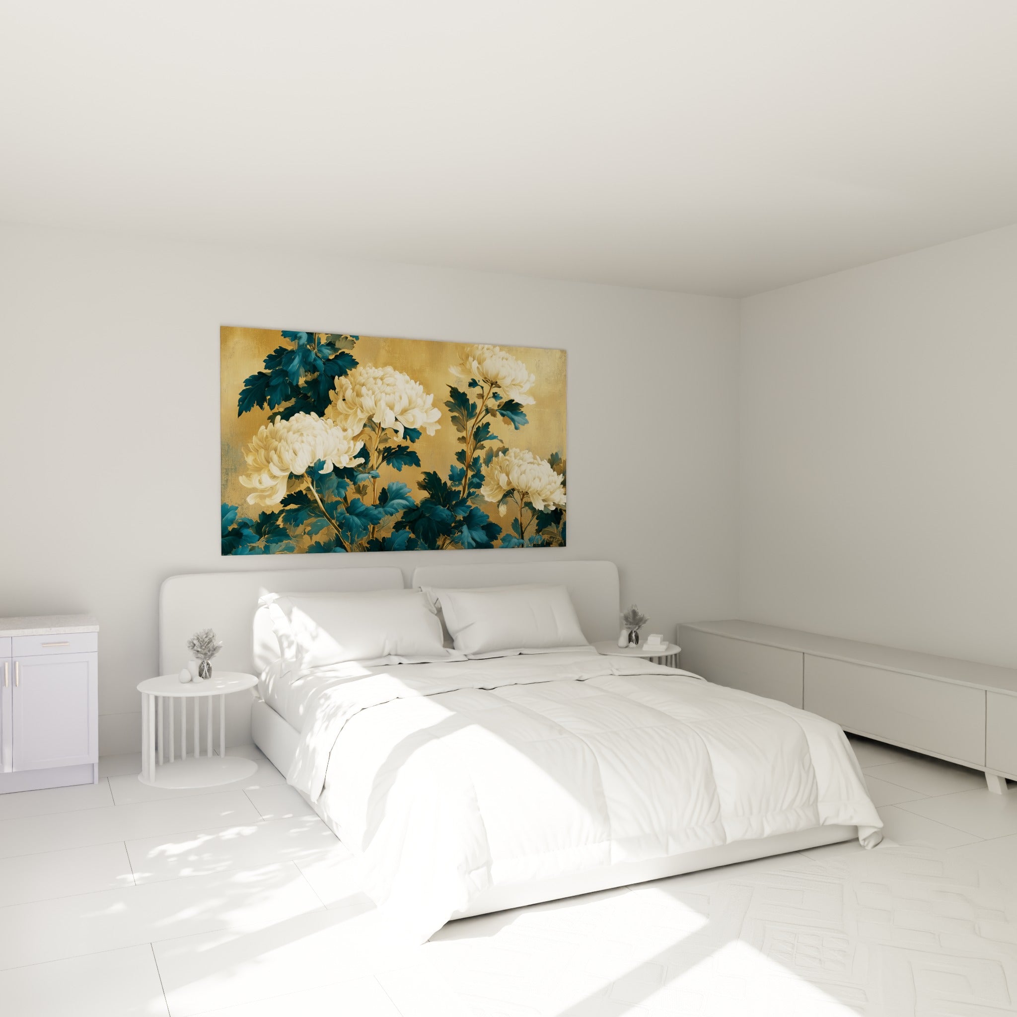 Fleurs de chrysanthème crème et bleu pétrole sur fond doré, accrochées au-dessus d'un lit dans une chambre claire